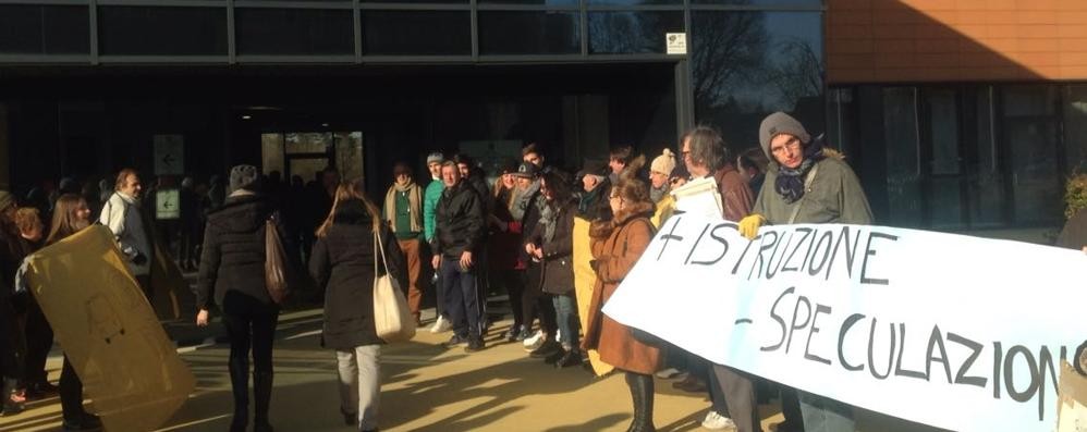 La protesta davanti alla Provincia di Monza