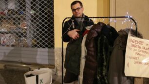 Monza: lo scambio cappotti di Salvagente in  piazza Carrobiolo e Mirko Damasco, presidente dell’associazione