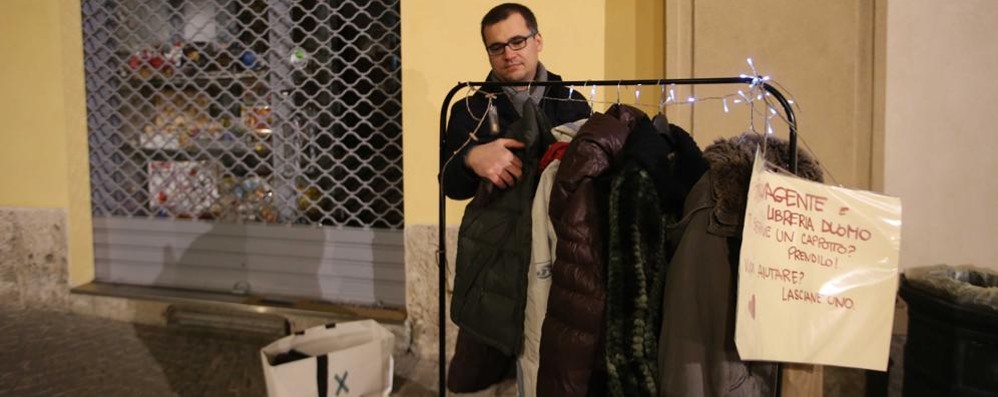 Monza: lo scambio cappotti di Salvagente in  piazza Carrobiolo e Mirko Damasco, presidente dell’associazione