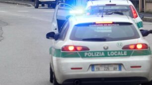 Monza, senza patente su un motorino con targa falsa: 8.500 euro di multa