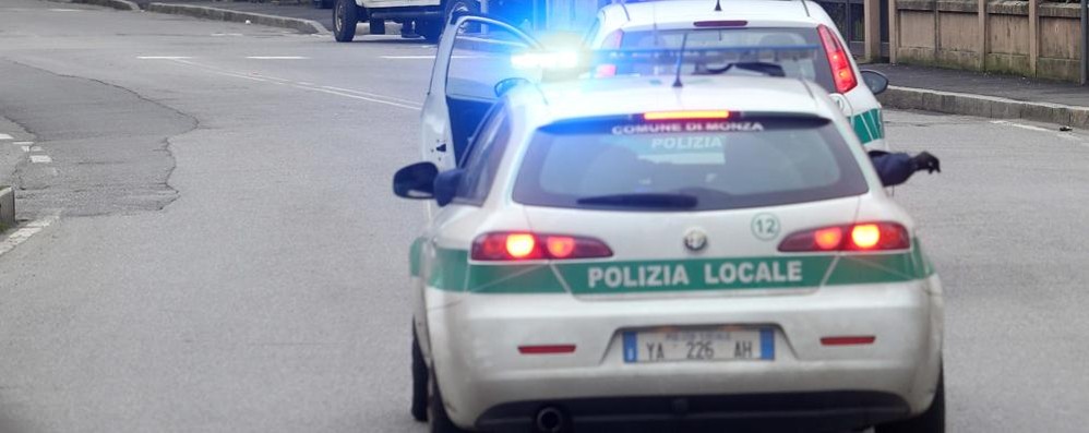 Monza, senza patente su un motorino con targa falsa: 8.500 euro di multa