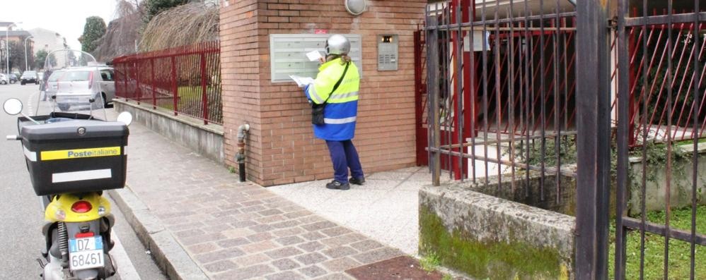 Un portalettere al lavoro