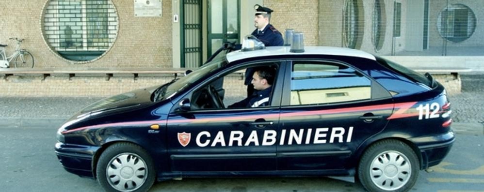 Carabinieri davanti alla stazione dell’Arma di Muggiò