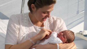 Monza Martina in braccio alla neo mamma Elena: è la  prima nata del 2017