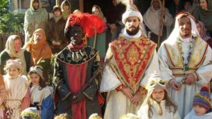 I magi con i personaggi del presepe vivente a Santa Valeria