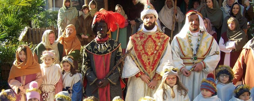 I magi con i personaggi del presepe vivente a Santa Valeria