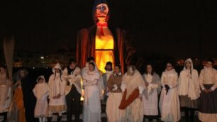 Il gruppo Ama di Cartanima che ha raccontato la "storia della Giubiana" che riesce sera le è stato impedito di andare al rogo. La Giubiana è stata illuminata ma non bruciata)