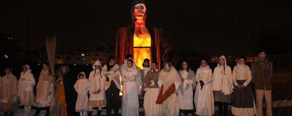 Il gruppo Ama di Cartanima che ha raccontato la "storia della Giubiana" che riesce sera le è stato impedito di andare al rogo. La Giubiana è stata illuminata ma non bruciata)