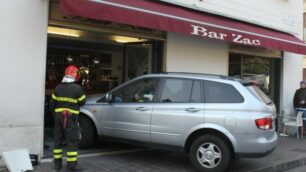 L'auto che ha sfondato la vetrina del bar Zac di via Cairoli ( foto Volonterio)