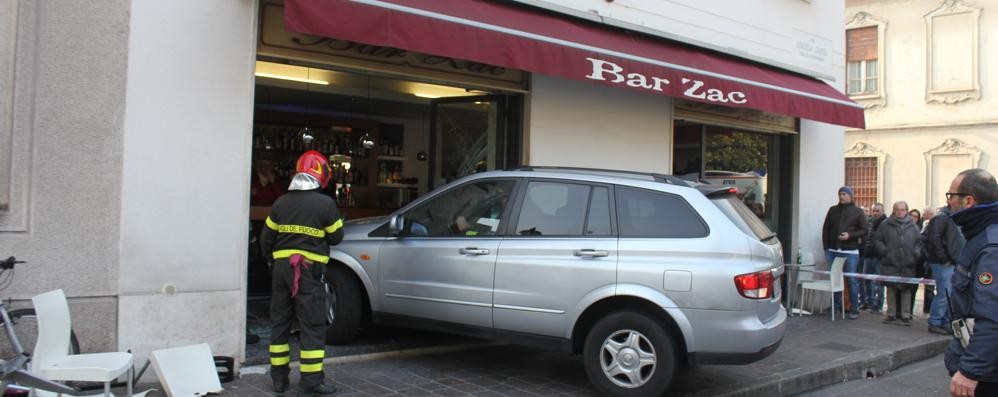 L'auto che ha sfondato la vetrina del bar Zac di via Cairoli ( foto Volonterio)