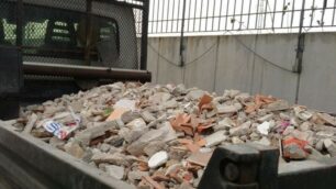 Il camion con il carico intercettato dai vigili