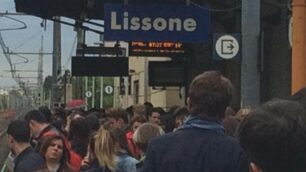 Pendolari in attesa alla stazione di Lissone (foto da facebook)