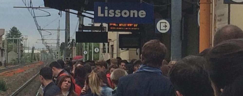 Pendolari in attesa alla stazione di Lissone (foto da facebook)