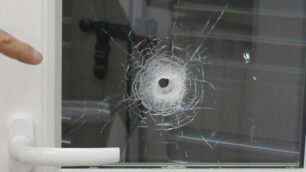 La persiana e i doppi vetri forati da un proiettile sparati all'interno della sede Avis di via Verdi