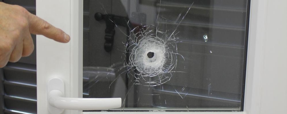 La persiana e i doppi vetri forati da un proiettile sparati all'interno della sede Avis di via Verdi
