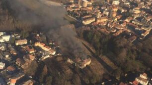 Limbiate, vista aerea dell’incendio di Villa Medolago - foto Aeroclub Milano