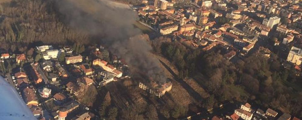 Limbiate, vista aerea dell’incendio di Villa Medolago - foto Aeroclub Milano