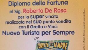 Il diploma affisso sulla vetrina del bar che attesta la vincita