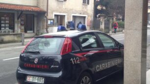 Arcore, l’auto dei carabinieri in via Piave