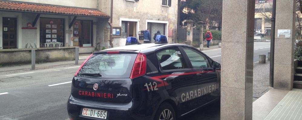 Arcore, l’auto dei carabinieri in via Piave