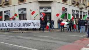 Arcore, presidio CasaPound in via Casati davanti all’Arci per la Giornata del ricordo