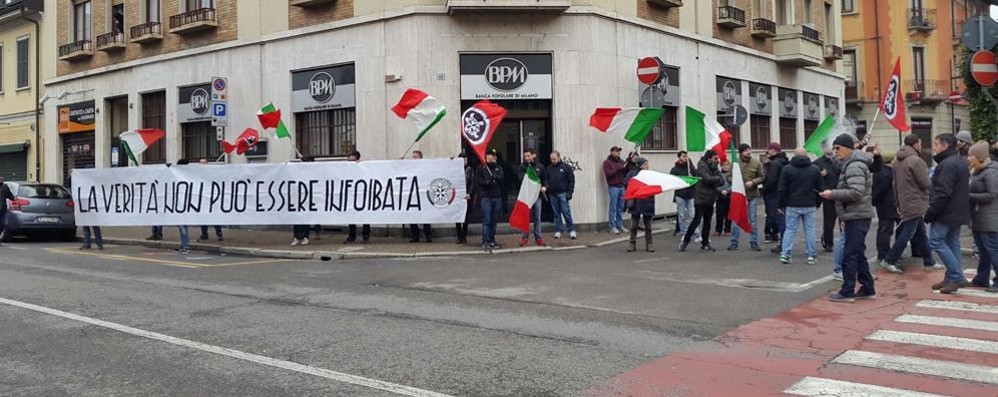 Arcore, presidio CasaPound in via Casati davanti all’Arci per la Giornata del ricordo