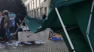 I danni provocati al gazebo della Lega a Monza