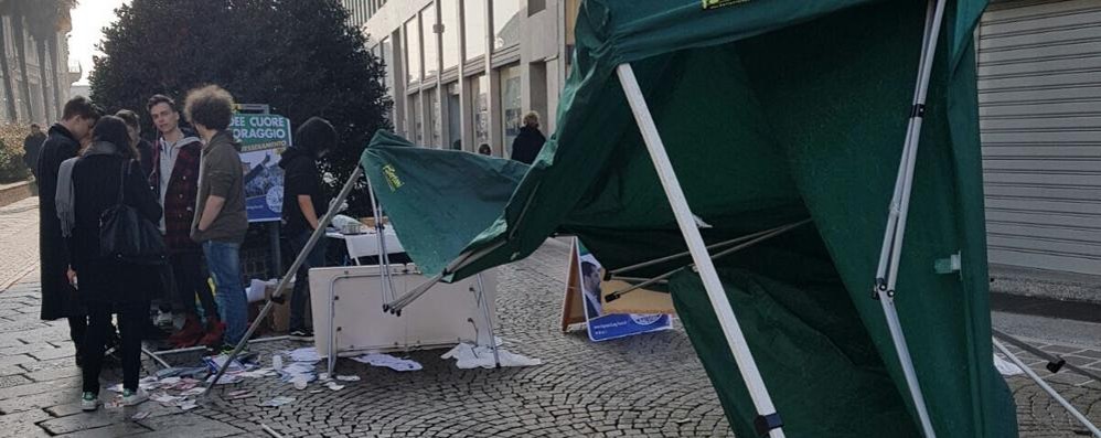 I danni provocati al gazebo della Lega a Monza