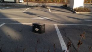 La valigetta abbandonata del parcheggio