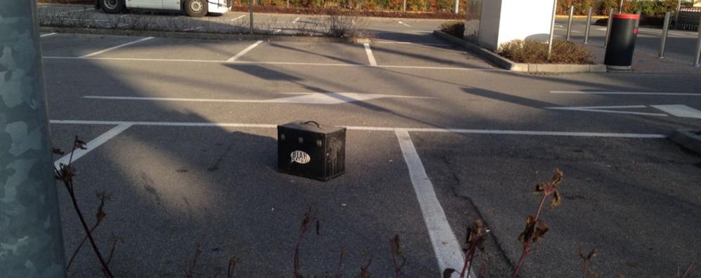 La valigetta abbandonata del parcheggio