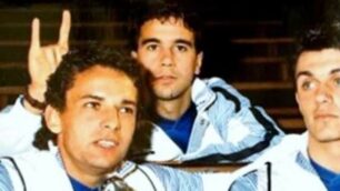 Giussano: un’immagine allegra di Stefano Borgonovo con Roberto Baggio durante un ritiro della nazionale. Con loro, Paolo Maldini