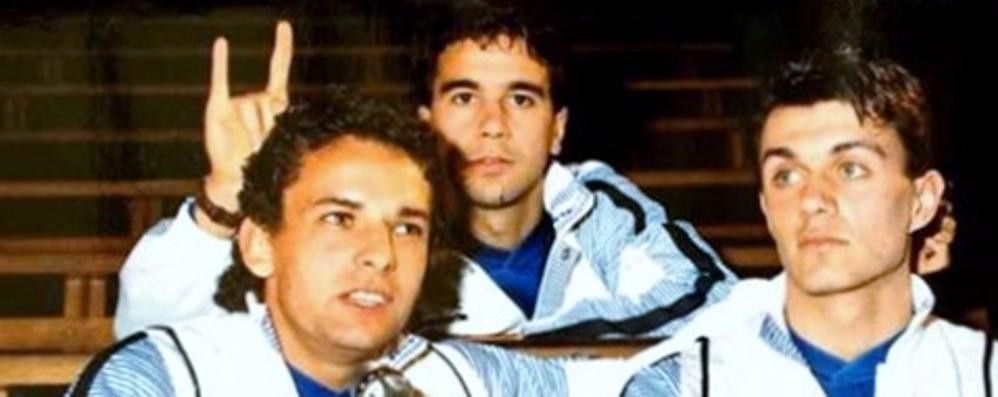 Giussano: un’immagine allegra di Stefano Borgonovo con Roberto Baggio durante un ritiro della nazionale. Con loro, Paolo Maldini