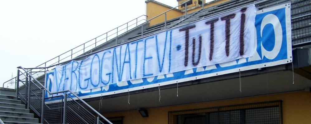Calcio, in tribuna al Ferruccio di Seregno lo striscione con la scritta "Vergognatevi tutti"