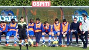 Calcio, il mister del Seregno Matteo Andreoletti in piedi davanti alla sua panchina