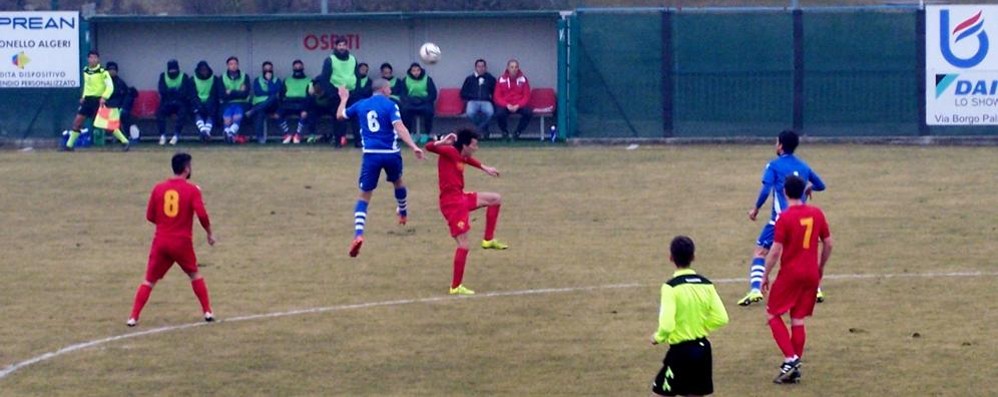 Calcio, serie D: Ivan Merli Sala del Seregno  in azione a Scanzorosciate