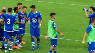 Seregno - L'esultanza azzurra dopo il gol del vantaggio di Ianos Szekely