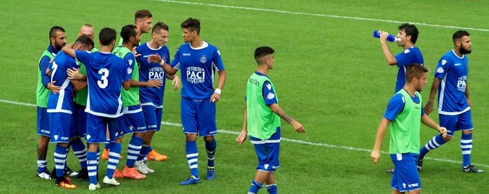 Seregno - L'esultanza azzurra dopo il gol del vantaggio di Ianos Szekely