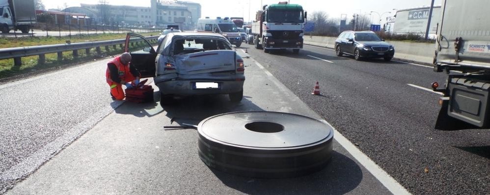 Seregno, la bobina scivolata in mezzo alla Valassina e l’auto tamponata