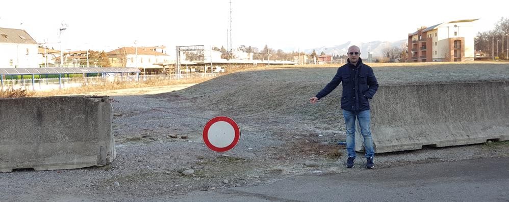 Carnate, il pendolare Gianluca Morelli indica l'ex parcheggio di via Volta, di proprietà di Rfi, chiuso nel 2015