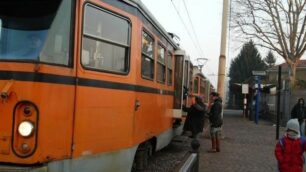 La fermata centrale in città, davanti al municipio di Limbiate