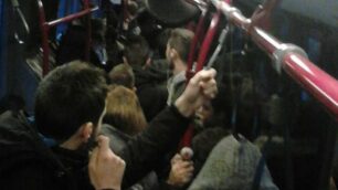 Pendolari su un autobus sovraffollato