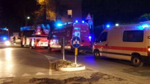 I mezzi dei vigili del fuoco e di soccorso in via San Gottardo