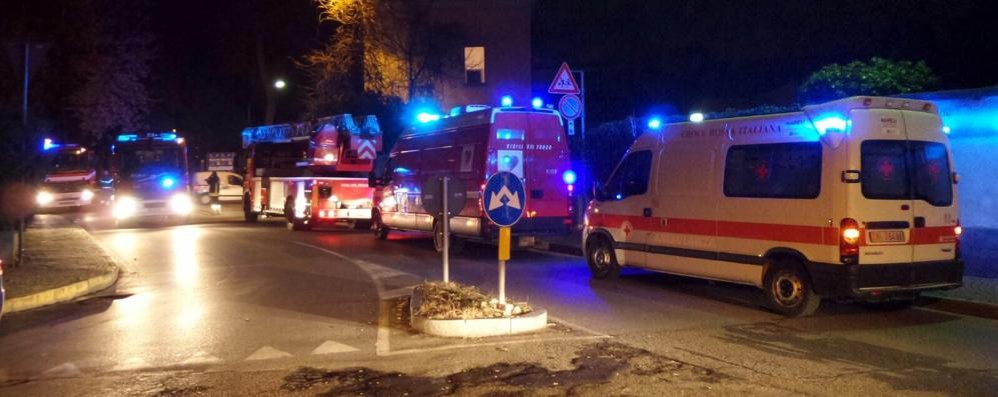 I mezzi dei vigili del fuoco e di soccorso in via San Gottardo