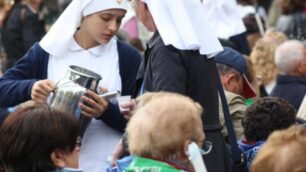 Volontari Unitalsi assistono malati e pellegrini a Lourdes