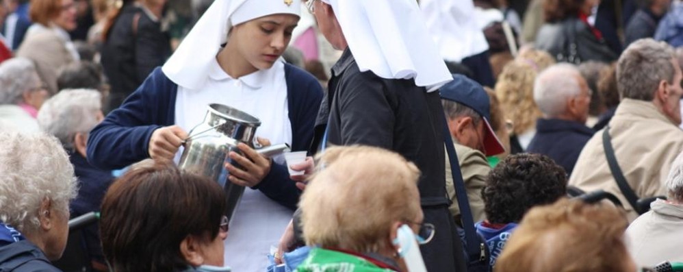 Volontari Unitalsi assistono malati e pellegrini a Lourdes