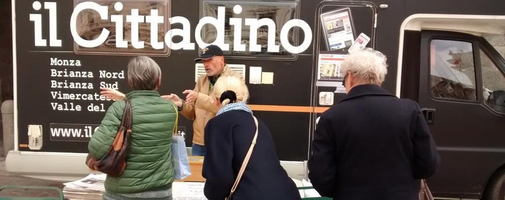 Il camper del Cittadino in piazza il gioevedì a Monza: la redazione mobile torna in piazza Roma, sotto l’arengario