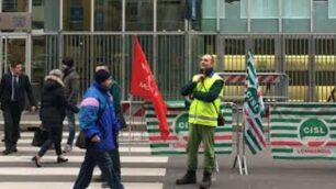 Il presidio di martedi fuori dalla sede di Assolombarda a Milano