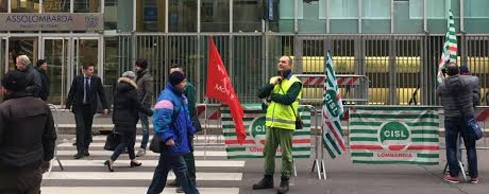 Il presidio di martedi fuori dalla sede di Assolombarda a Milano