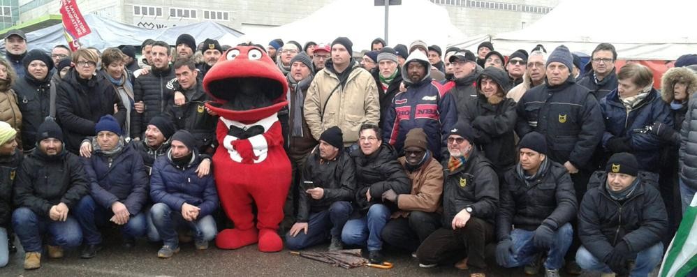 I lavoratori della K-Flex con il Gabibbo di Striscia la Notizia il 10 febbraio a Roncello