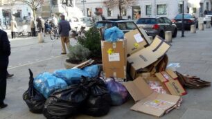 Seregno - I sacchi per la raccolta differenziata accumulati in vari punti della città